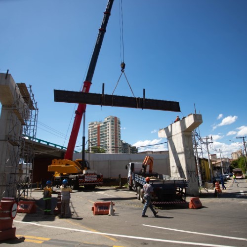 Novas vigas são içadas na construção da alça do Viaduto Heitor Leite Franco, em VR